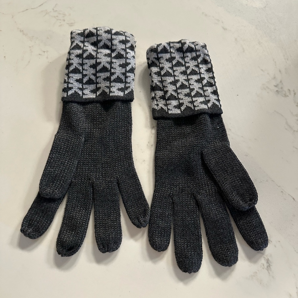 Michael Michael kors gray knit gloves with logo detail - Picture 2 of 3
